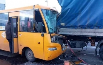 В Киеве маршрутка с пассажирами на скорости врезалась в грузовик