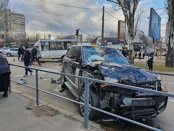 В Николаеве внедорожник снес маршрутку с пассажирами: смертельное ДТП попало на видео