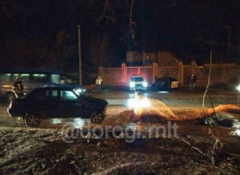 В Мелитополе автомобиль упал в траншею - люди получили серьезные травмы