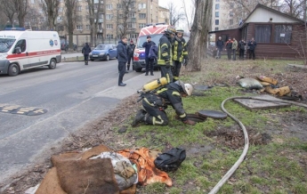 В Киеве в люке теплотрассы нашли три трупа (видео)
