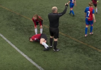 В Шотландии футболистка вывихнула колено и кулаком вбила его назад: опубликовано видео