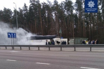 Под Киевом загорелся автобус с пассажирами