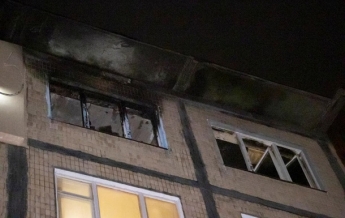 В Киеве мужчина поджег квартиру с соседом внутри (фото, видео)