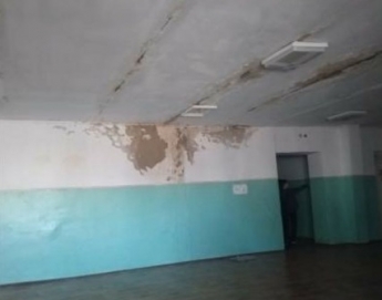В Мелитополе в школе вода течет с потолка десять лет (фото)