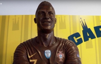 В Португалии появилась шоколадная статуя Роналду (видео)