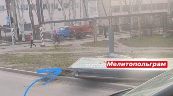 В Мелитополе рухнул рекламный щит на оживленном перекрестке (фото)