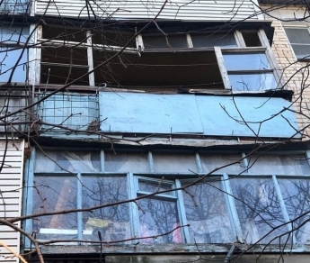 В Мелитополе тополь развалил два балкона – коммунальщики пришли на помощь (фото)