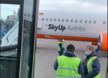 В запорожском аэропорту пассажирам меряют температуру (видео)