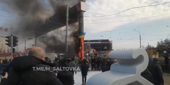На беспорядках в Харькове сожгли флаг Украины: видео попало в сеть