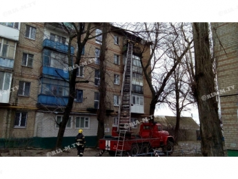 В Мелитополе горит квартира в многоэтажке (фото, видео)