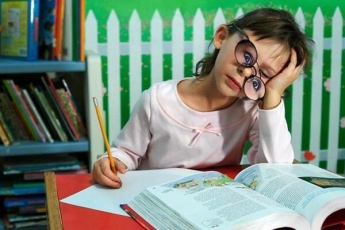 Как делать с ребенком уроки без истерик и слез: психолог дала советы родителям