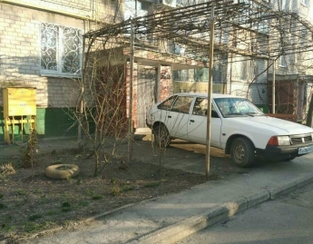 В Мелитополе водитель на Москвиче показал соседям, кто тут главный (фото)