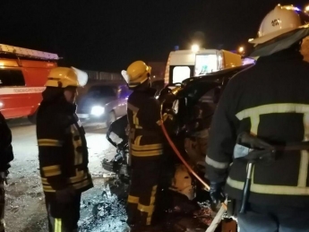 В Запорожье спасатели вырезали из авто погибшего водителя (фото)
