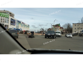 На центральном проспекте в Мелитополе сбили мотоциклиста (фото, видео)