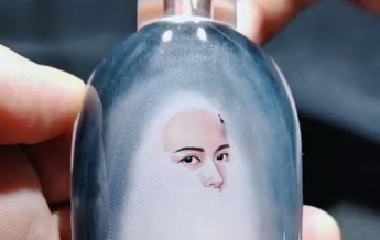 Художник рисует картины внутри стеклянных бутылок (видео)