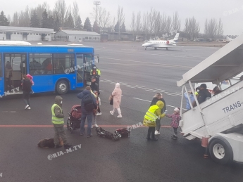 Туристам из Мелитополя в аэропорту устроили досмотр из-за коронавируса (фото)
