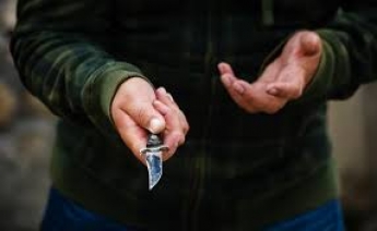 В Мелитополе грабитель, угрожая ножом, напал на подростка