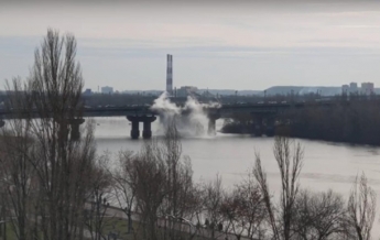 В Киеве на мосту Патона прорвало теплотрассу