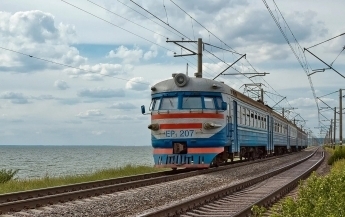 Пассажиры жалуются на навязчивый сервис в электричке "Запорожье-Мелитополь" (фото)