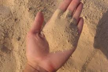 В Кирилловке мужчина воровал песок руками