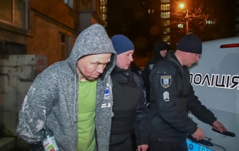 В Киеве спецназ задержал мужчину, который громил подъезд (фото, видео)