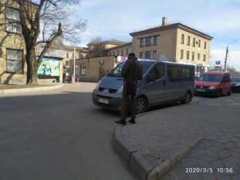 Нарушителей учили парковаться "гривной" (фото)