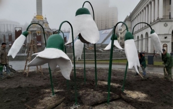 В Киеве появились гигантские бетонные подснежники (фото)