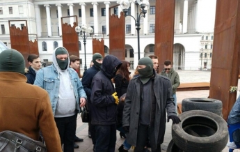 Люди в масках принесли покрышки на Майдан