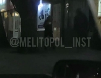 "Замес" в центре города - в Мелитополе устроили "разборки" с разбрасыванием одежды (видео 18+)