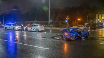 В Киеве молодой парень влетел на мокрой дороге в столб и погиб: фото и видео жуткого ДТП