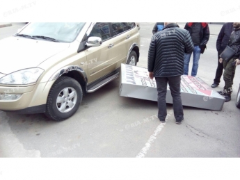 В Мелитополе рекламная конструкция упала на джип и ВАЗ (фото)