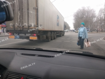В Мелитополе водитель фуры АТБ устроил хаос на дороге (фото)