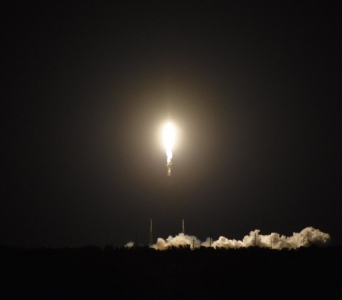 SpaceX запустила ракету Falcon 9 с "грузовиком": яркие фото и видео