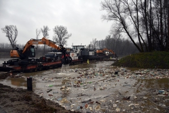 Тонны мусора из Украины приплыли в ЕС: жуткие фото ЧП