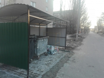 В спальном районе Мелитополе появилась современная контейнерная площадка (фото)