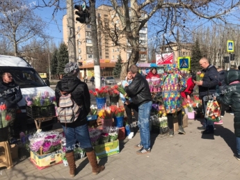 В Мелитополе цветочные рынки атакуют нищие (фото, видео)