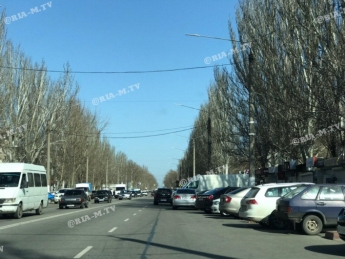 В Мелитополе возле рынков машины паркуются в два ряда (фото)