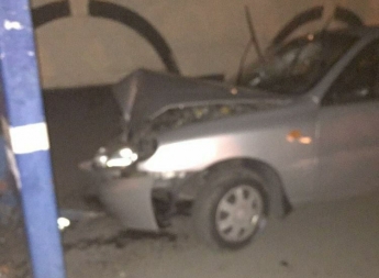 В Запорожье автомобиль влетел в остановку (фото)