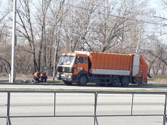 В Запорожье мусоровоз таранил легковушку (фото)