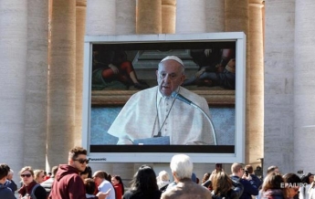 Папа римский впервые провел воскресную проповедь по видеотрансляции