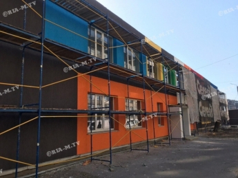 В Мелитополе скандальный триколор школы заменили на яркие краски (фото)