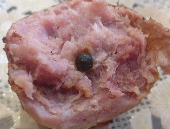Странная находка в колбасе озадачила соцсети (фото)