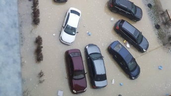 В Киеве десятки авто "утонули" из-за прорыва трубы: видео