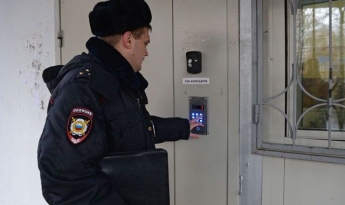 Бил по лицу и таскал за волосы: в России полицейский жестоко поиздевался над учительницей