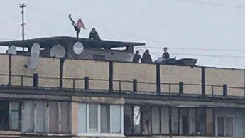 Под Киевом дети праздновали 8 марта на крыше многоэтажки: оттуда их сняли полицейские