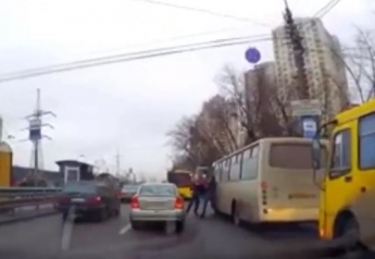 Драка водителей киевских маршруток попала на видео