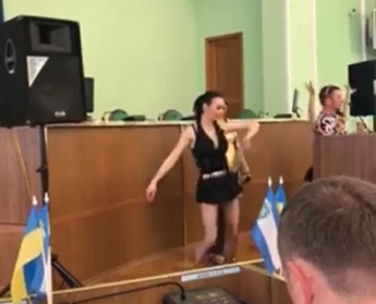 Эротические танцы в Херсонской ОГА: чиновники знали о полуголых девушках. Эксклюзив
