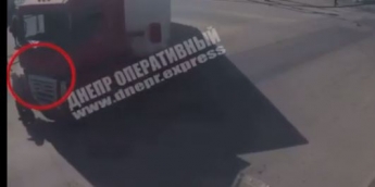 Водитель не заметил: момент страшного ДТП с фурой в Днепре попал на видео