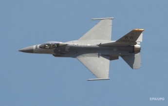 Военный истребитель F-16 разбился в Пакистане (видео)
