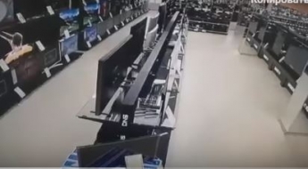 В России мужчина с молотком устроил дикий погром телевизоров в магазине: видео